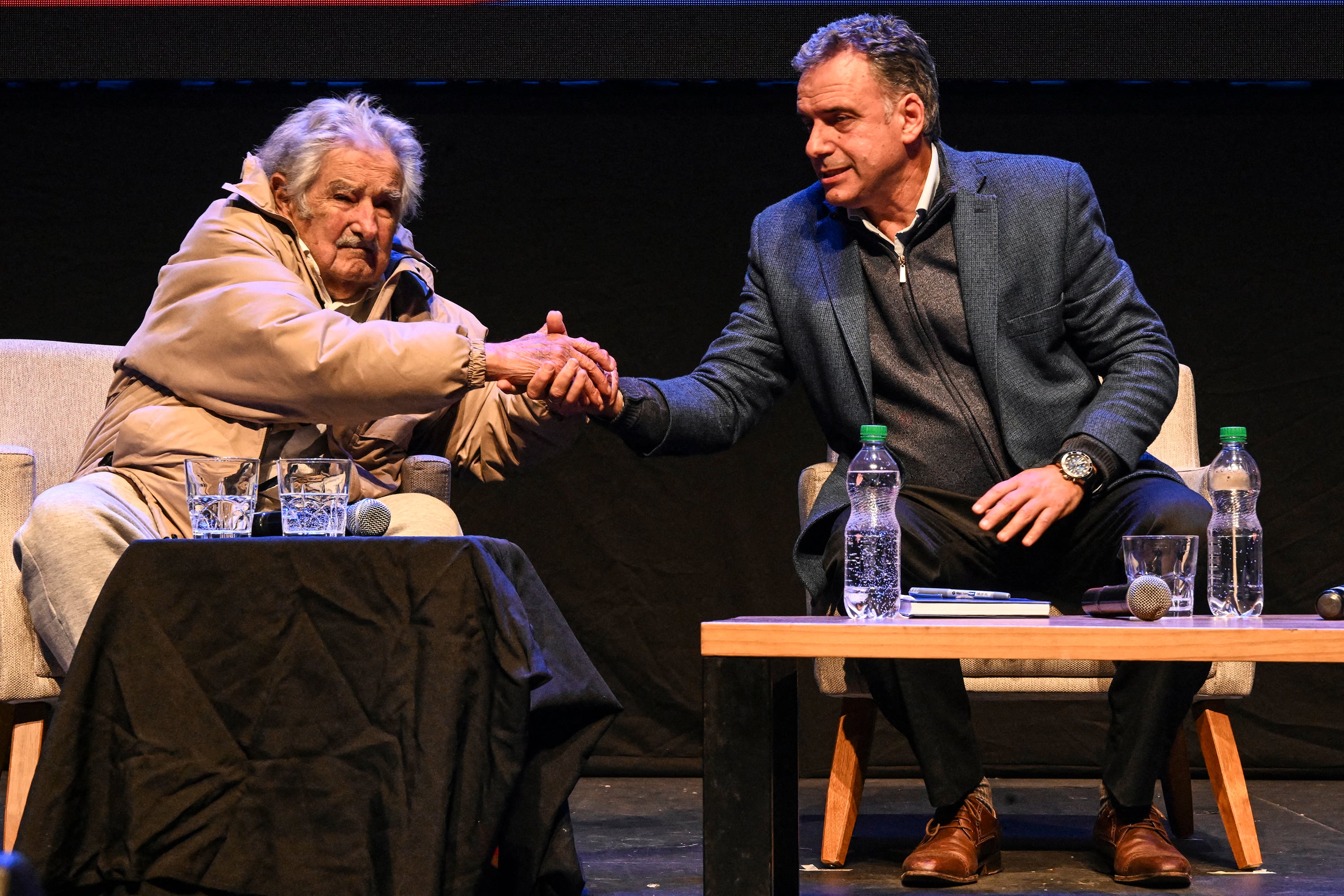 El expresidente uruguayo y referente del Frente Amplio Pepe Mujica saluda al precandidato Yamandú Orsi.