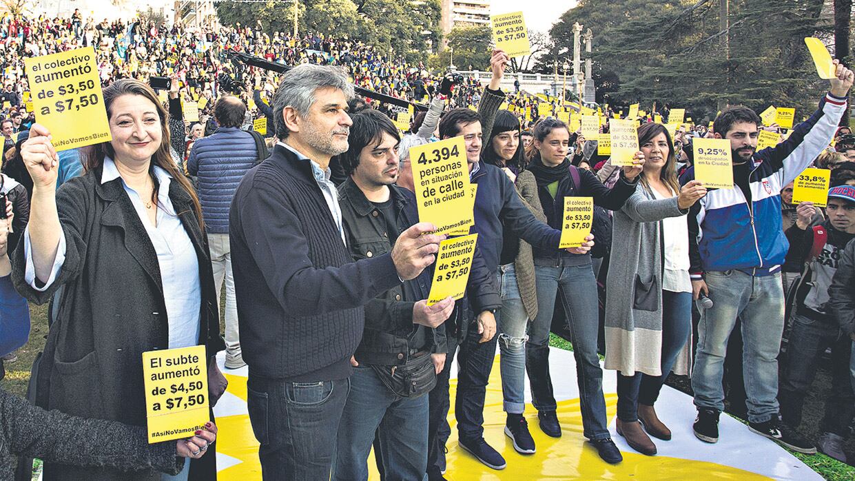 Muiños, Filmus, Recalde y Cerruti, junto a ciudadanos en el acto en Plaza Mitre (Recoleta).