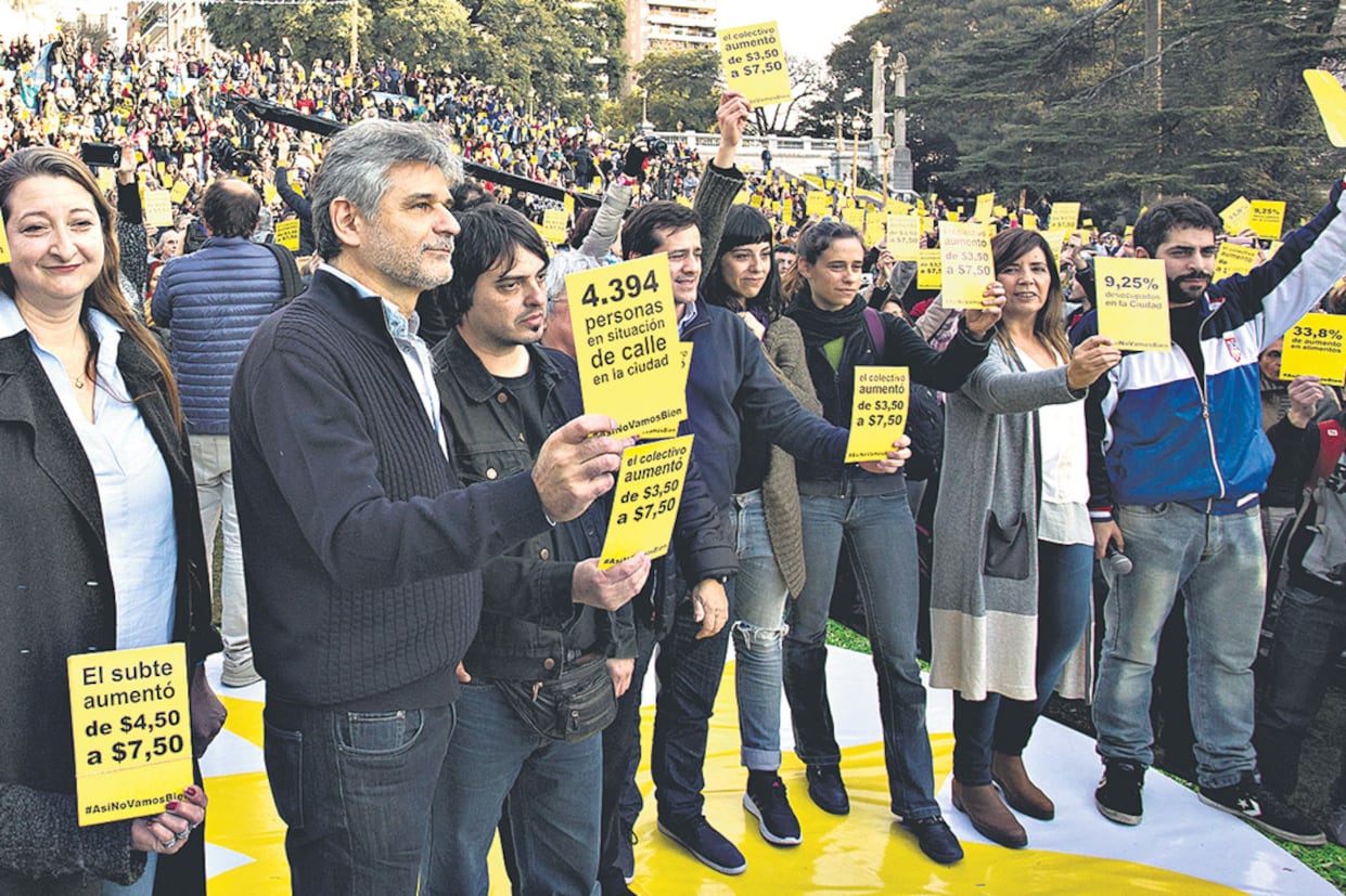 Muiños, Filmus, Recalde y Cerruti, junto a ciudadanos en el acto en Plaza Mitre (Recoleta).