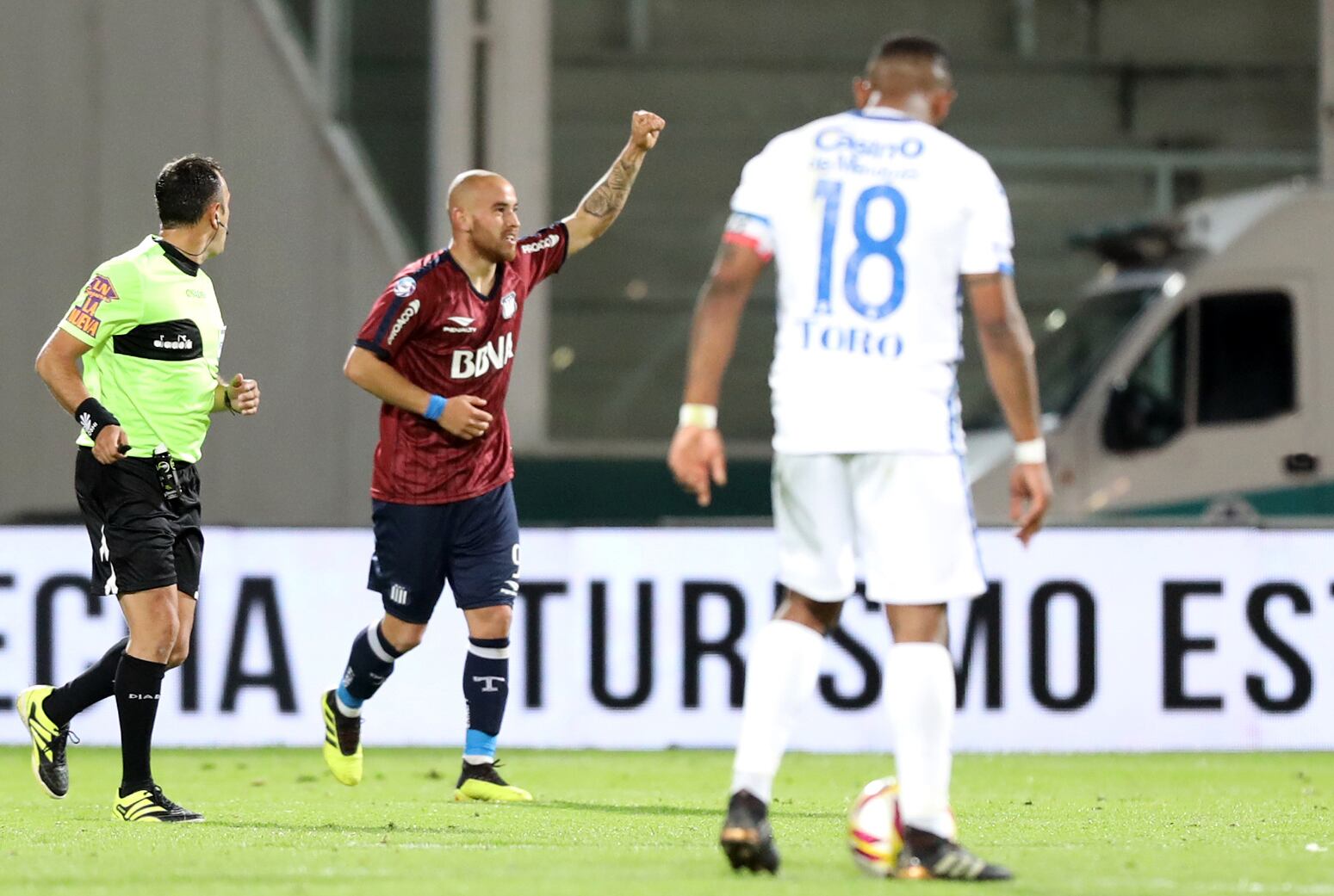 Con el puño en alto, Arias celebra el gol de la victoria cordobesa.