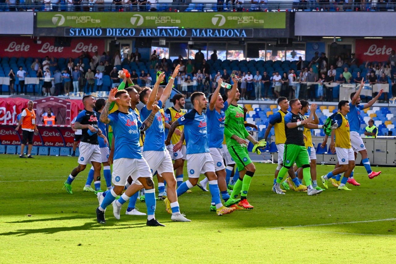 Todo el plantel del Napoli celebra la agónica victoria sobre Spezia