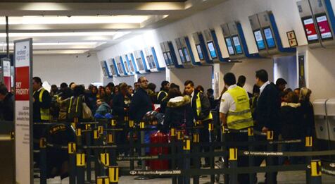 Tras algunas demoras, los pasajeros empezaron a abordar sus vuelos en Aeroparque.