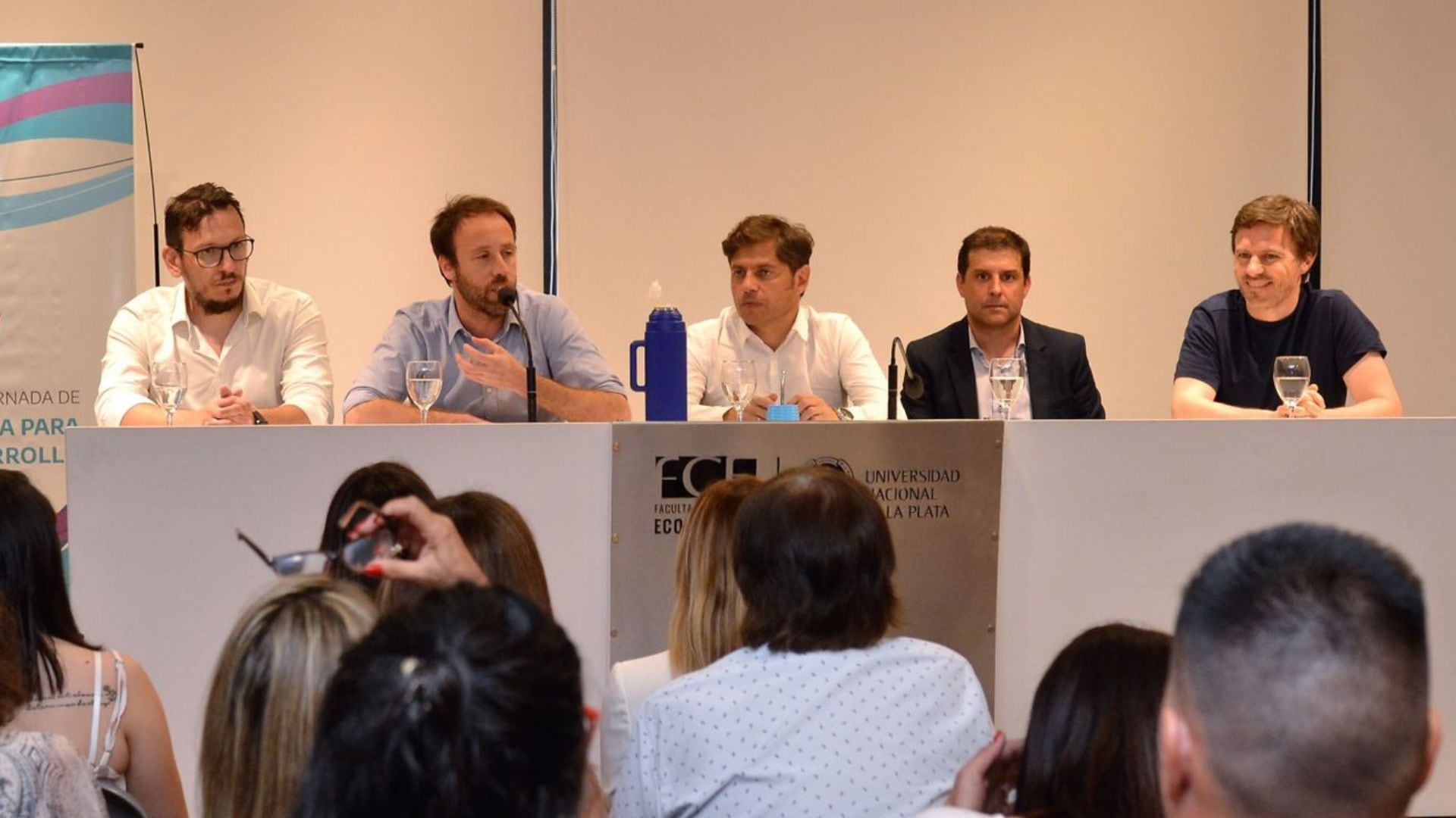 Ministro Pablo López (al micrófono) en una mesa con Kicillof y Augusto Costa.