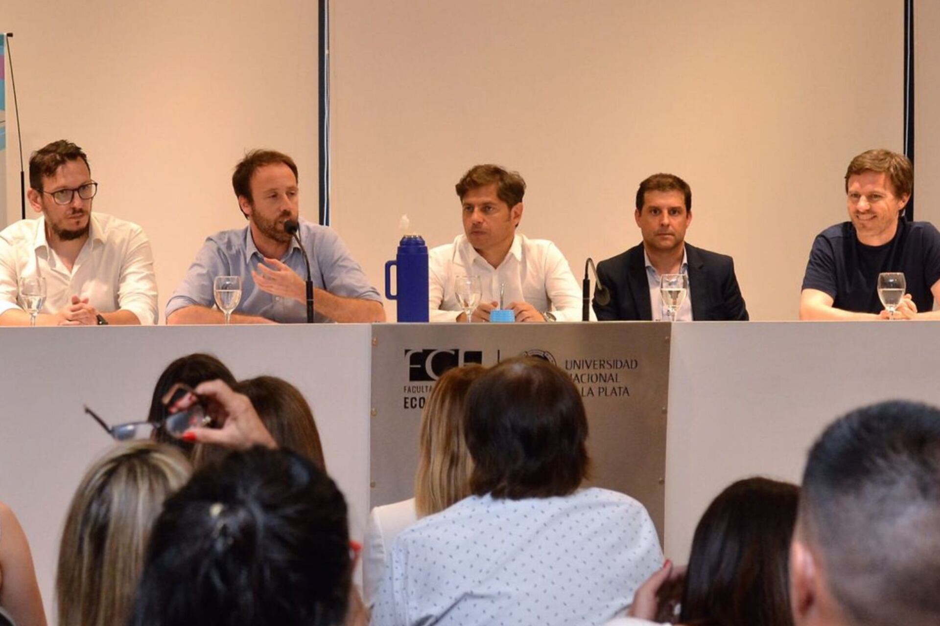 Ministro Pablo López (al micrófono) en una mesa con Kicillof y Augusto Costa.