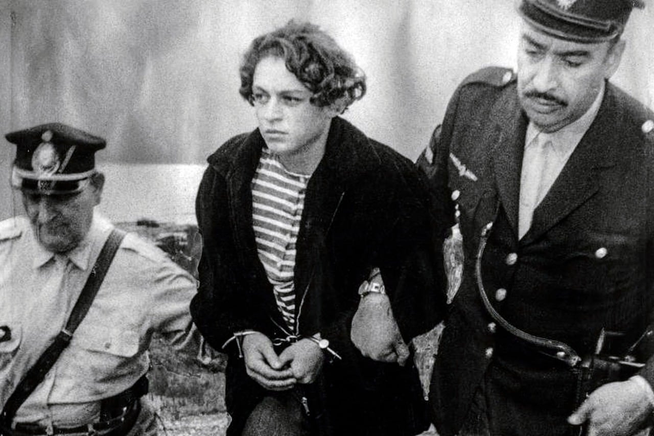 Robledo Puch es llevado, con 20 años, a la reconstrucción de uno de sus crímenes.