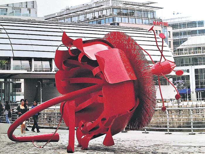 Pasionaria (2009), acero pintado; obra de Marcela Cabutti en Puerto Madero; 320 x 320 x 400 cms.