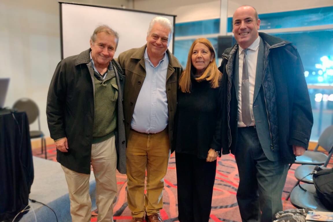 José Sacheri, Arturo Larrabure, Silvia Ibarzábal y el historiador Sebastián Miranda.