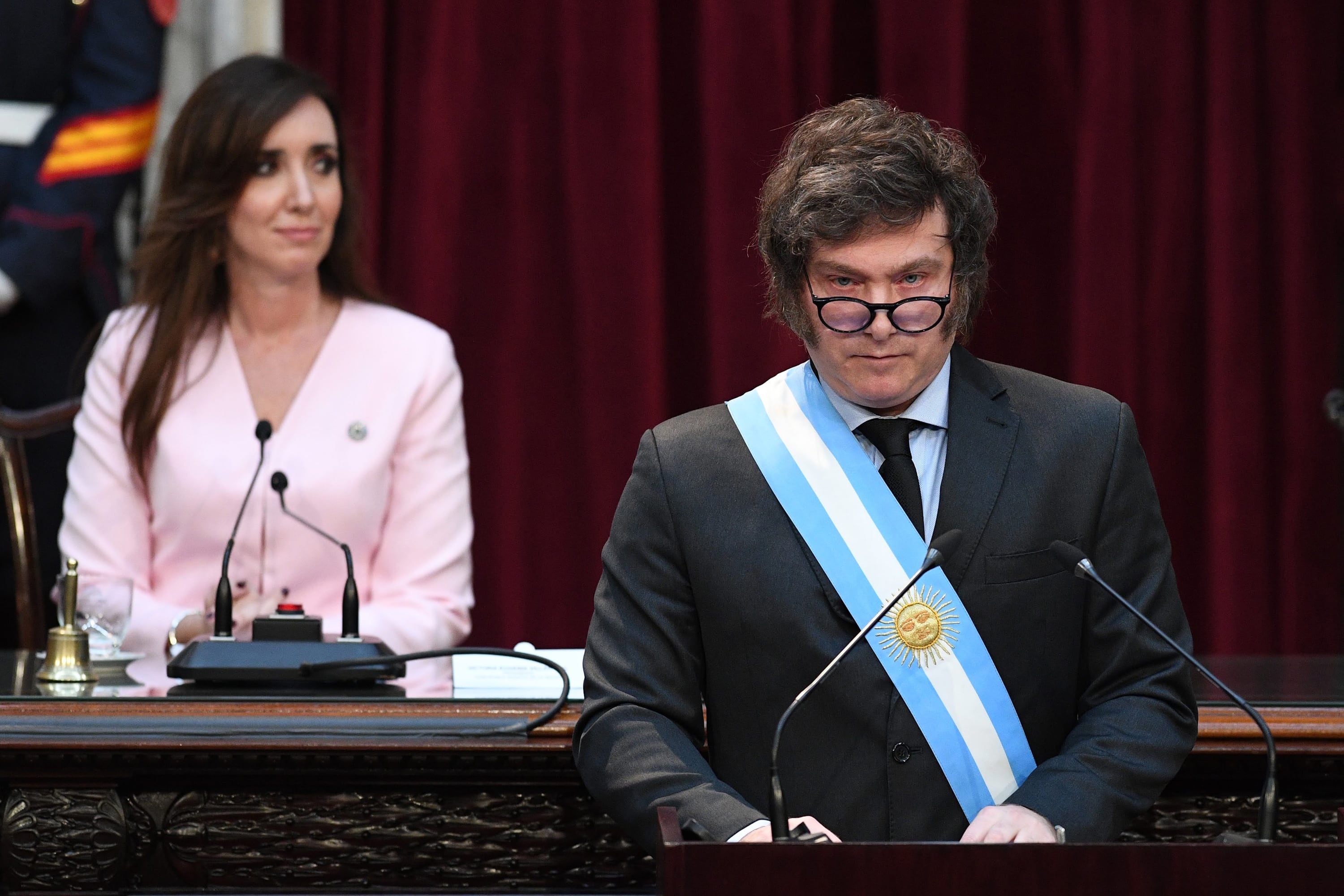 Victoria Villarruel a espaldas de Javier Mijlei.