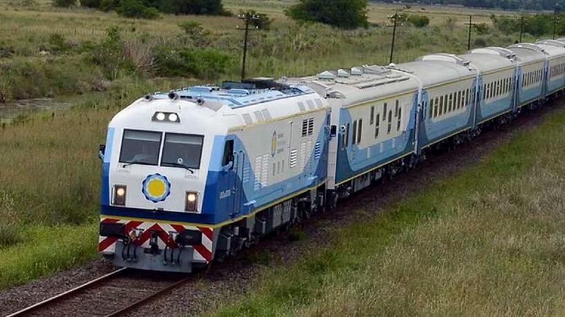 El tren tiene paradas en Campana, Zárate, Baradero, San Pedro, San Nicolás, Rosario Sur, Rosario Norte, San Lorenzo, Serodino, Gálvez, Rafaela, Sunchales, Ceres, Pinto, Colonia Dora y La Banda.