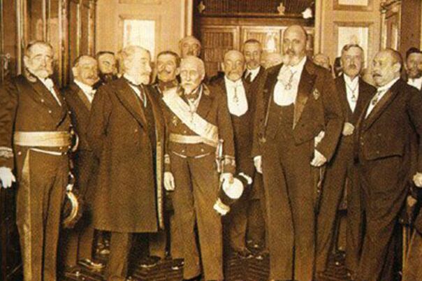 Los representantes de los países firmantes.