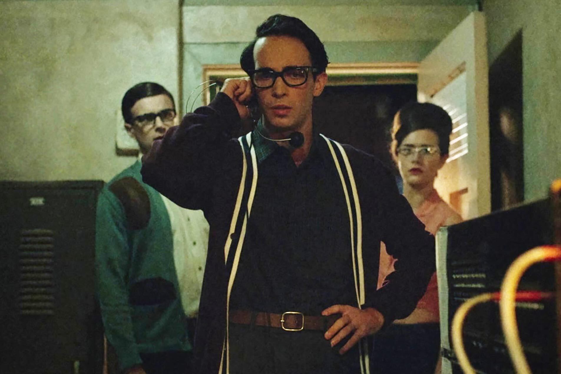 La historia arranca con extraños e inquietantes sonidos caídos del cielo.