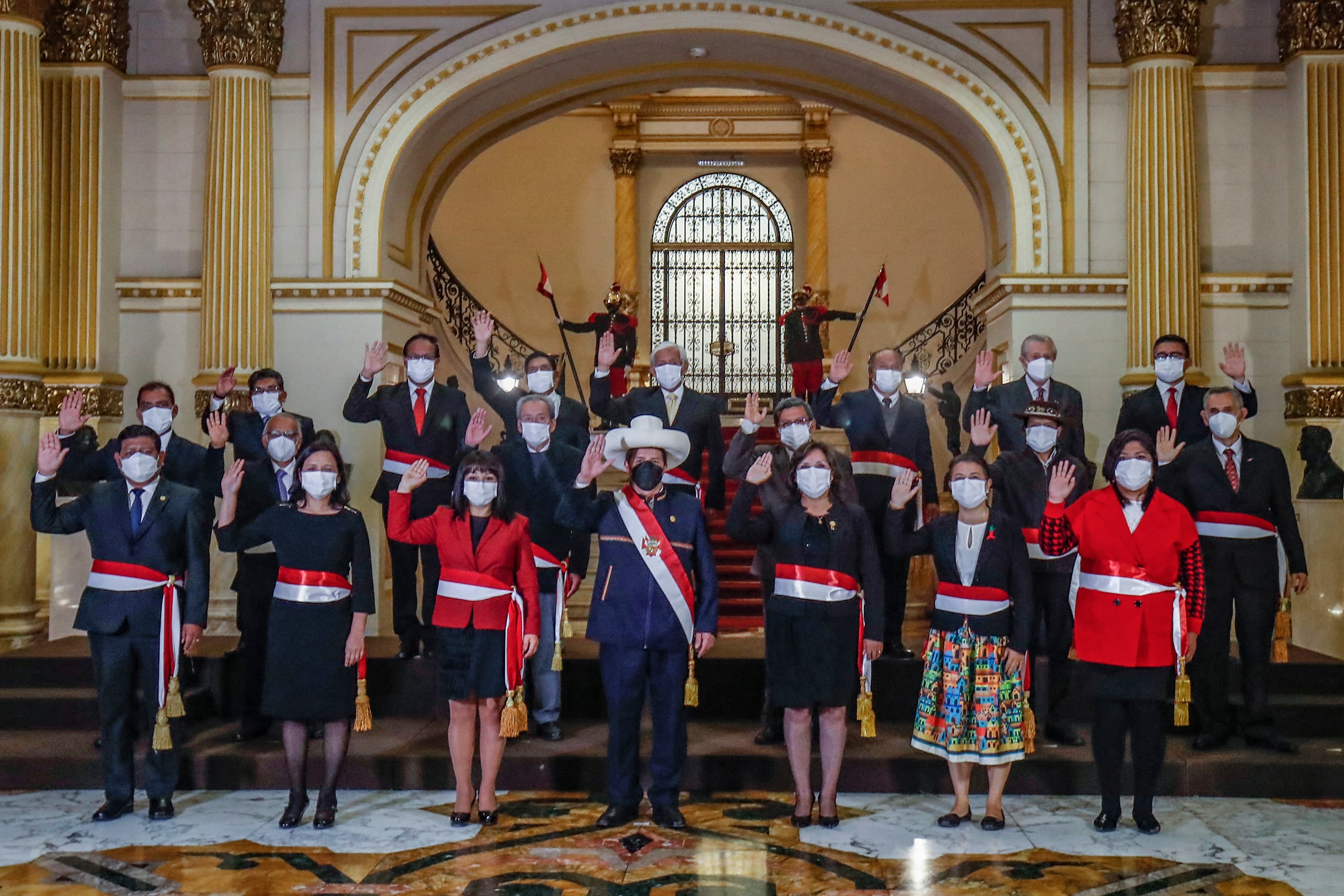 El nuevogabinete deCastillo saluda a la cámara.