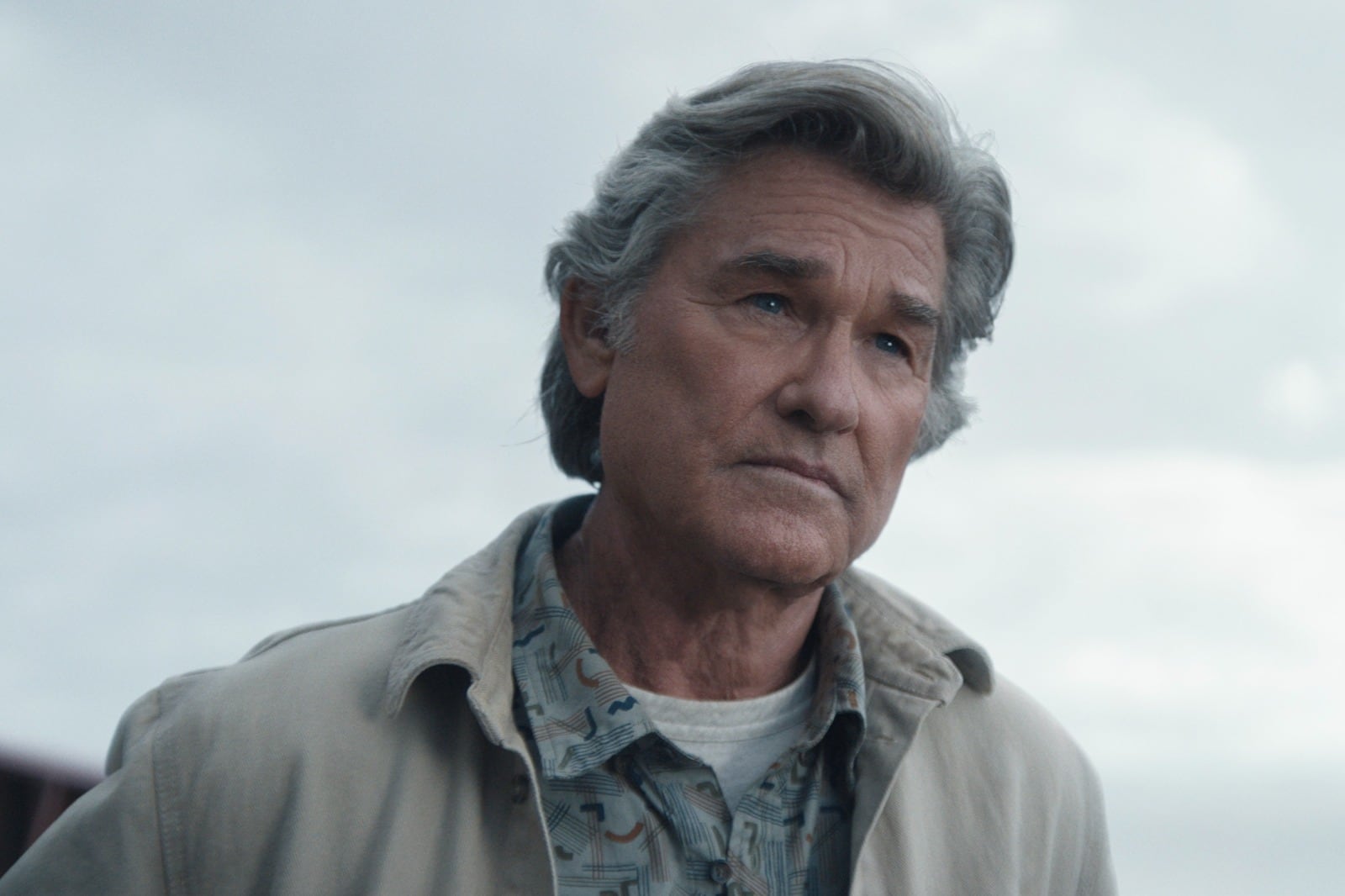 El personaje de Kurt Russell funciona como nexo entre las dos historias a desandar.  