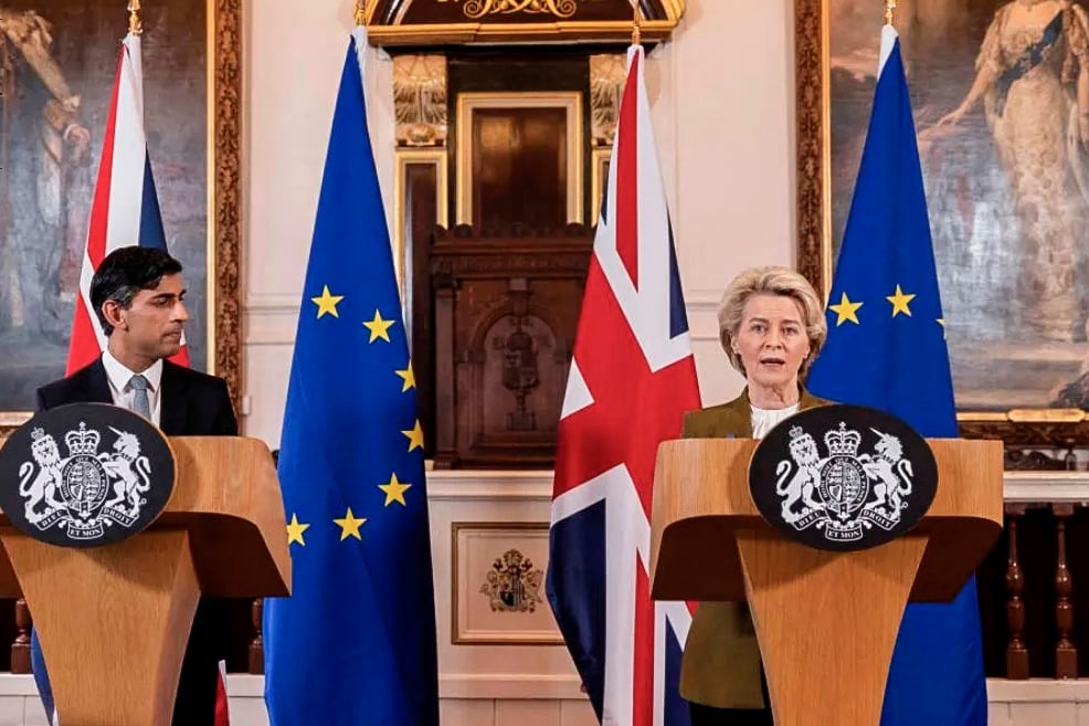 El primer ministro del Reino Unido, Rishi Sunak, y la jefa de la Comisión Europea, Ursula von der Leyen, anuncian el acuerdo