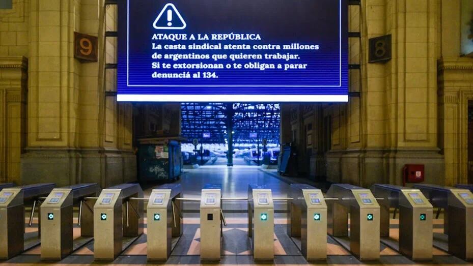 El Gobierno difundió mensajes intimidatorios en las estaciones de trenes