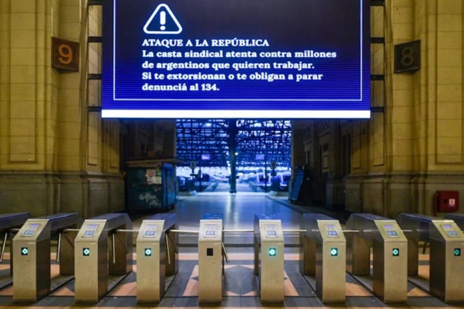 El Gobierno difundió mensajes intimidatorios en las estaciones de trenes