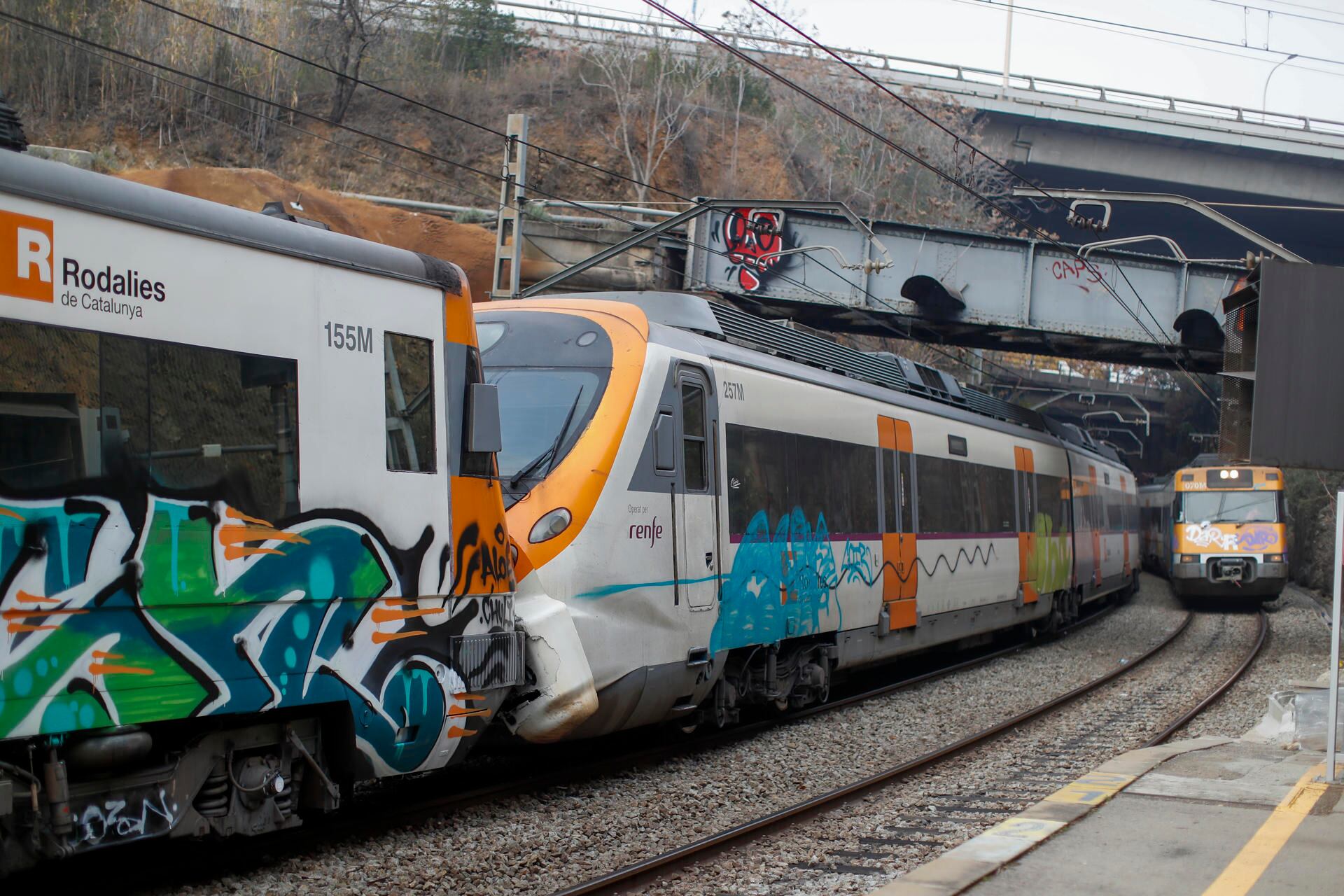 Dos trenes chocaron en la estación Montcada i Reixac-Manresa, en Barcelona. Imagen: EFE