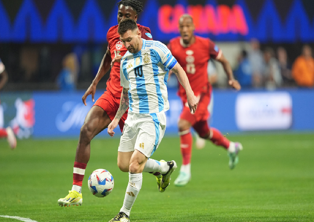 Messi tuvo poca participación en la primera mitad, pero la rompió en la segunda