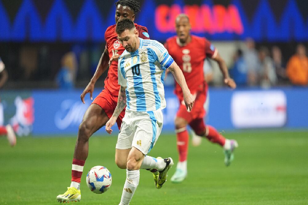 Messi tuvo poca participación en la primera mitad, pero la rompió en la segunda