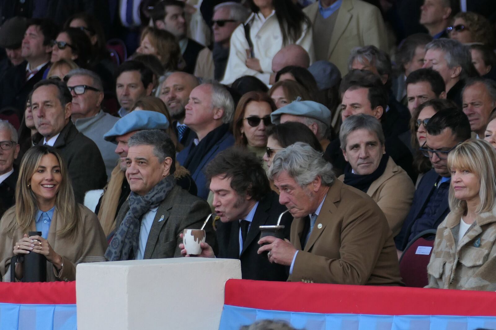 Milei y el curioso modo de tomarse un mate servido por la esposa de Jorge Macri, María Belén Ludueña.