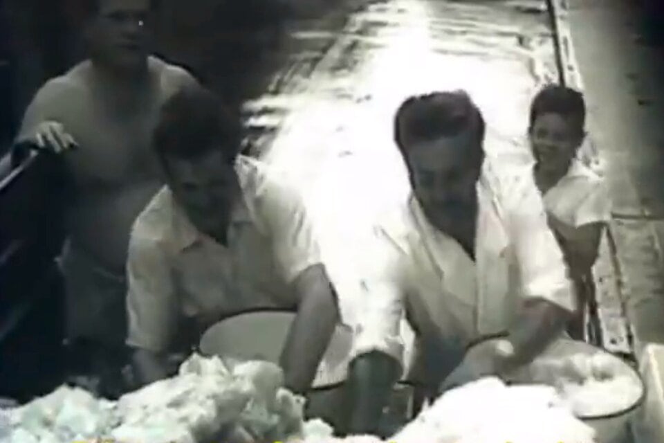 Pantalón, camisa, corbata y sombrero. Un hombre hace frente al sofocante calor en 1957.