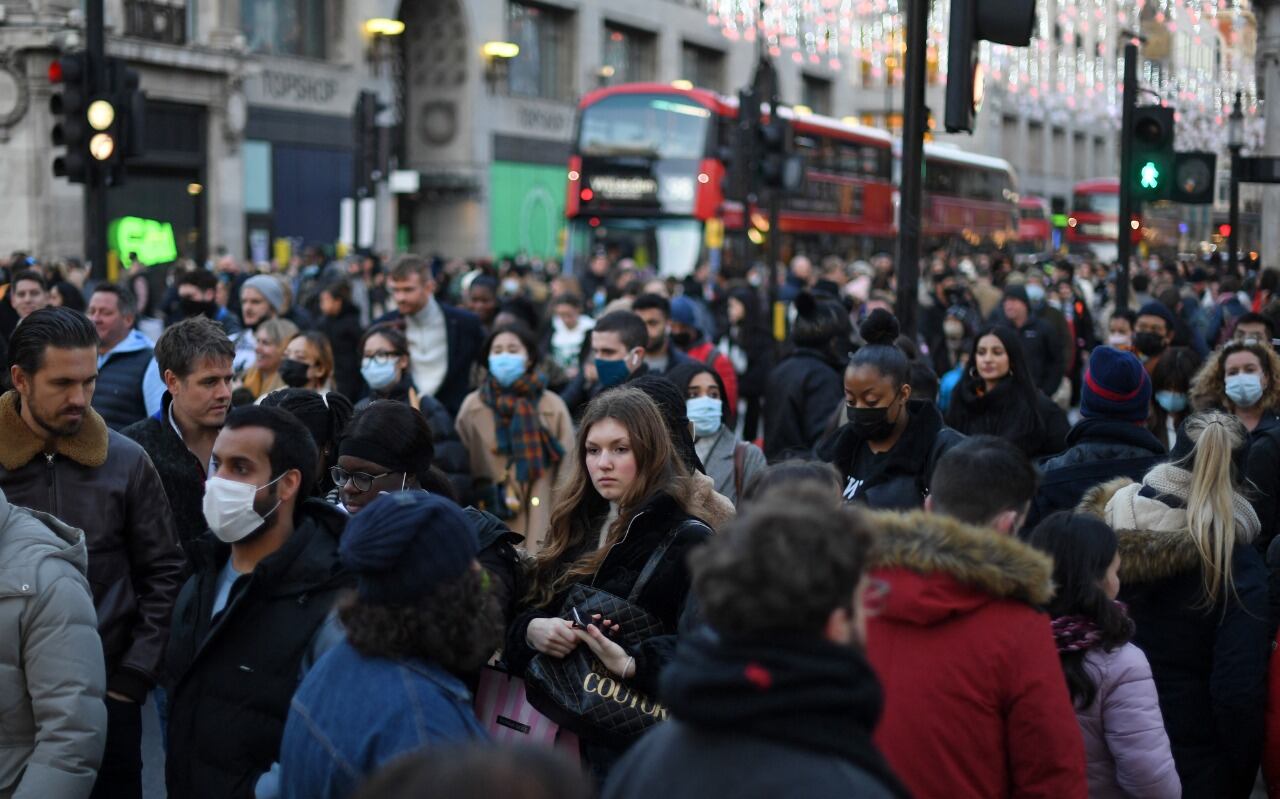 Con máscaras protectoras, ingleses adelantan sus compras navideñas en Londres.