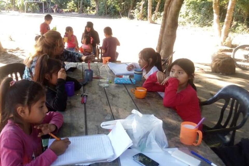 En Orán, lxs comunicadorxs populares son quienes posibilitan el acceso a la educación a las niñas de las comunidades Ava Guaraníes