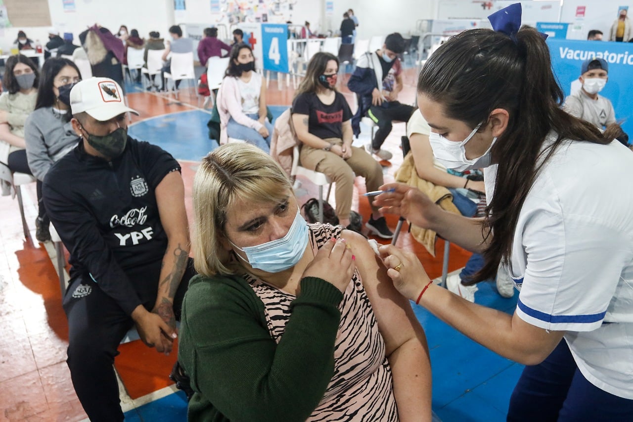 El gobernador bonaerense, Axel Kicillof, anunció hoy el envío de 803.278 turnos para dosis de refuerzo contra el coronavirus en la provincia de Buenos Aires.