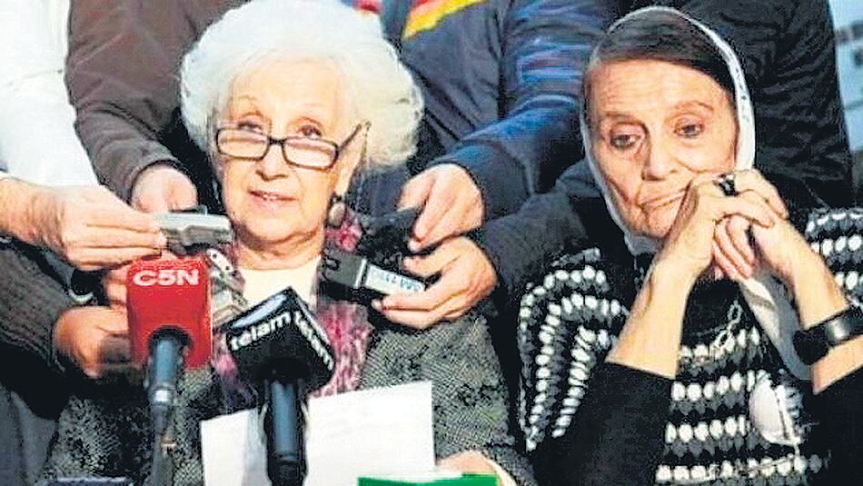 Estela Carlotto, presidenta de Abuelas de Plaza de Mayo, y Taty Almeida, de Madres Línea Fundadora.