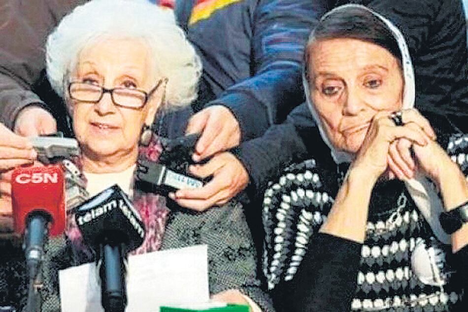 Estela Carlotto, presidenta de Abuelas de Plaza de Mayo, y Taty Almeida, de Madres Línea Fundadora.