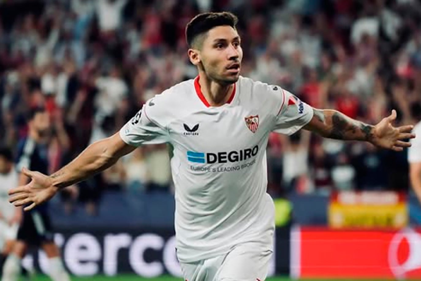 Gonzalo Montiel se desempeña en Sevilla