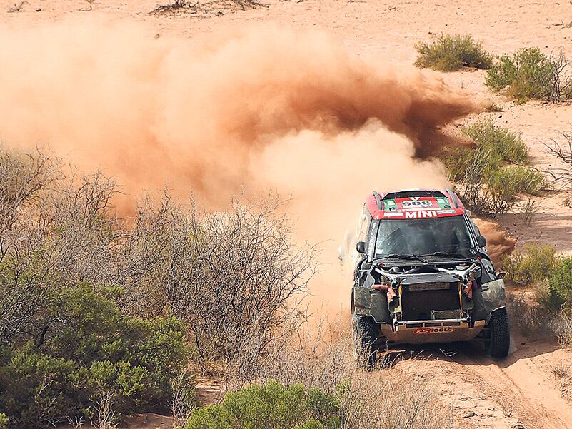 Los autos recorrieron ayer los caminos entre las sierras y las dunas.