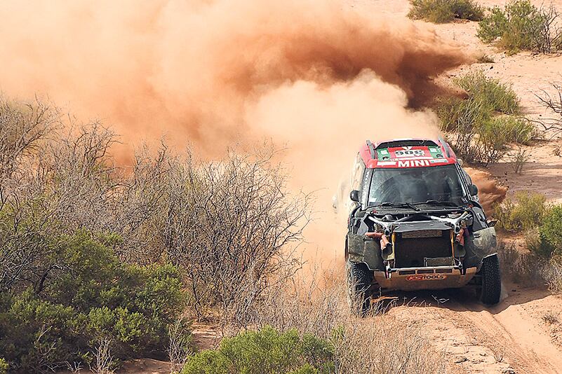 Los autos recorrieron ayer los caminos entre las sierras y las dunas.