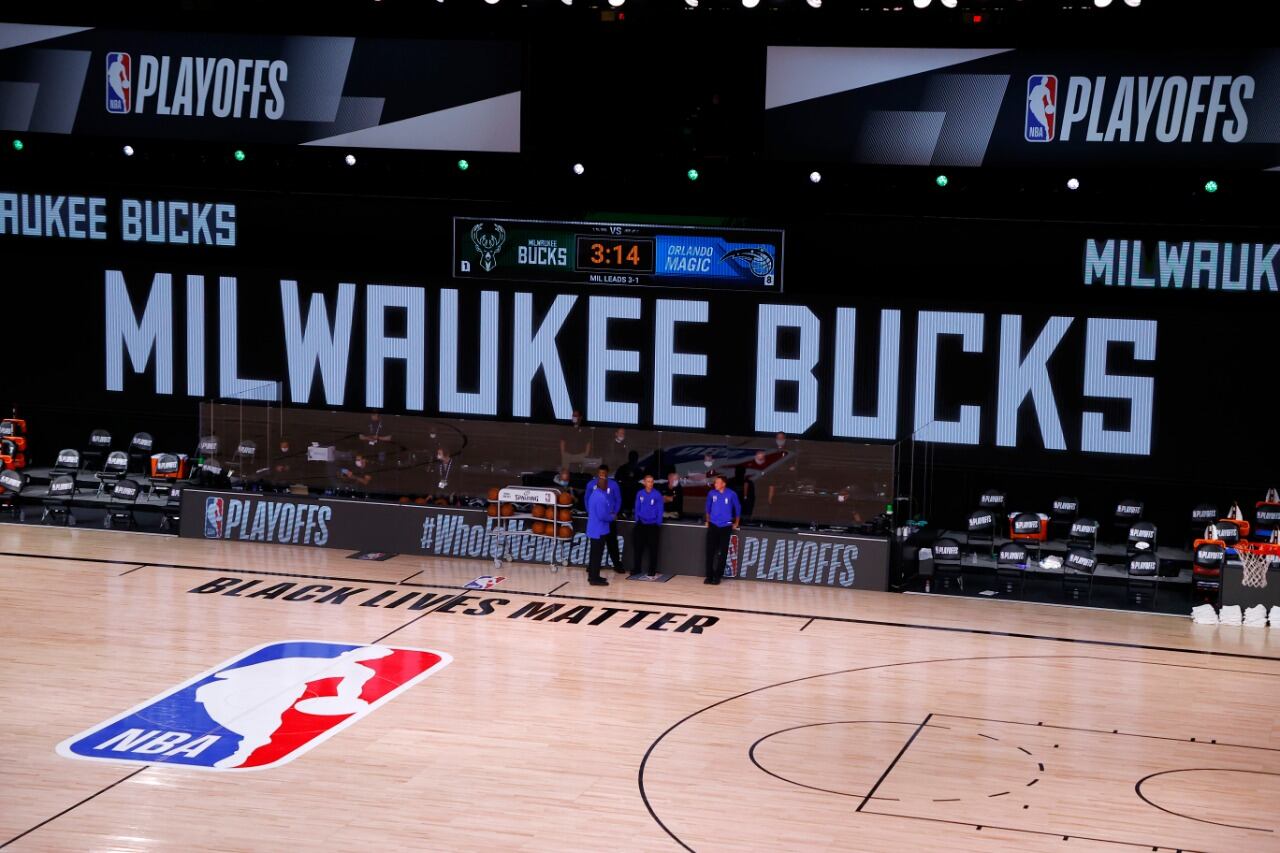 Los árbitros esperando a los jugadores de los Bucks, que nunca se presentaron al partido.