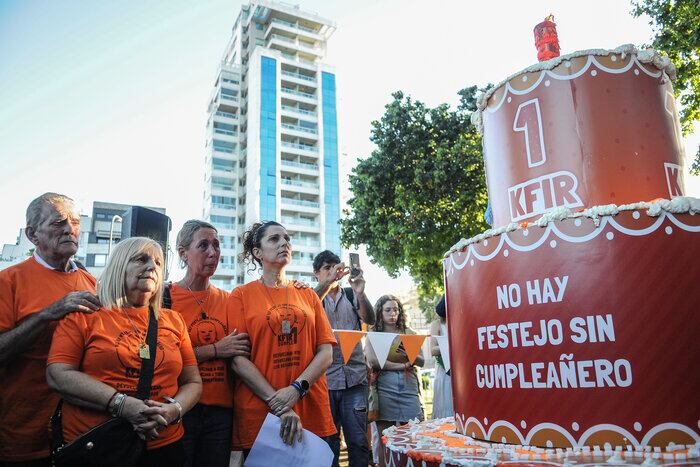 La familia de Kfir Bibas en enero de 2024, en Buenos Aires, cuando el pequeño rehén cumplió un año.