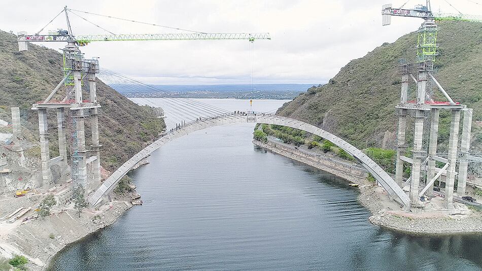 El arco invertido que ya fue colocado con la ayuda de las dos grúas gigantes.