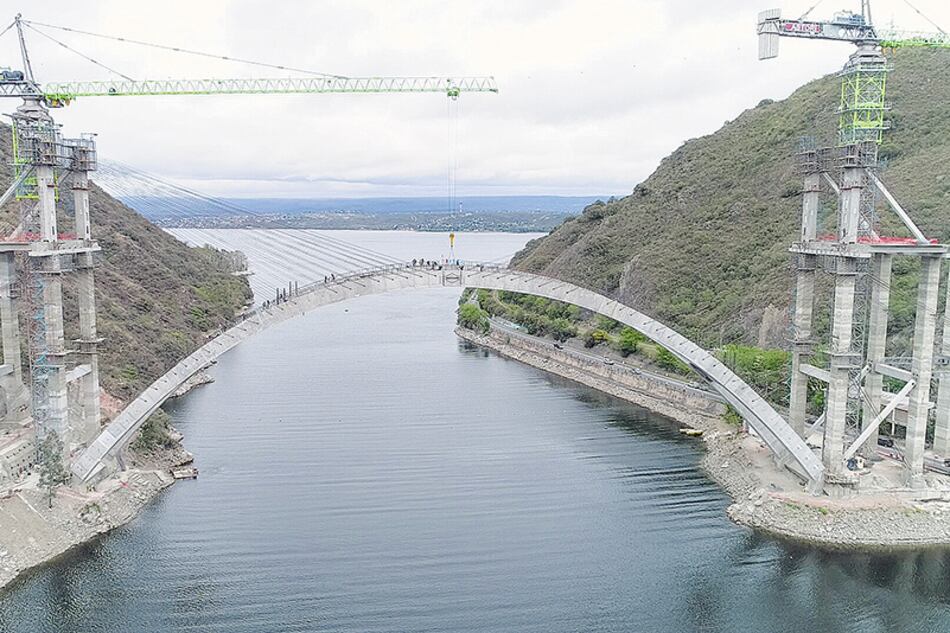 El arco invertido que ya fue colocado con la ayuda de las dos grúas gigantes.