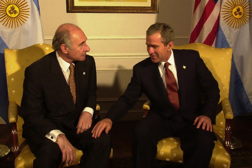 Una foto icónica: George Bush dándole una palmadita en la pierna a De la Rúa.