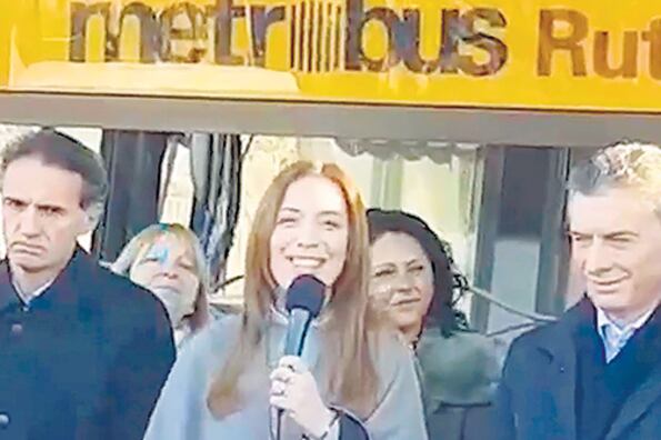 El disgusto de Katopodis resalta con las sonrisas de Vidal y Macri.