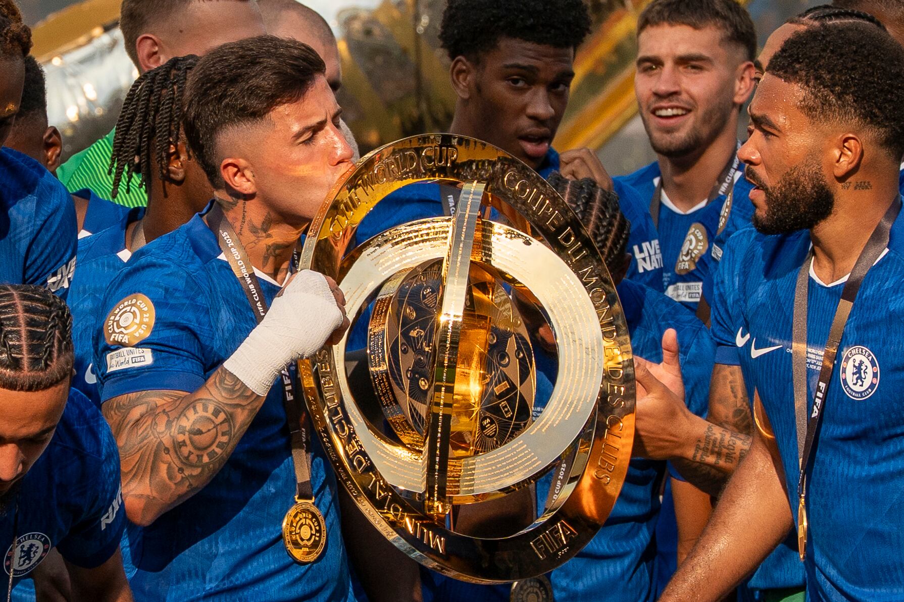 Enzo levantó el trofeo como capitán de Chelsea