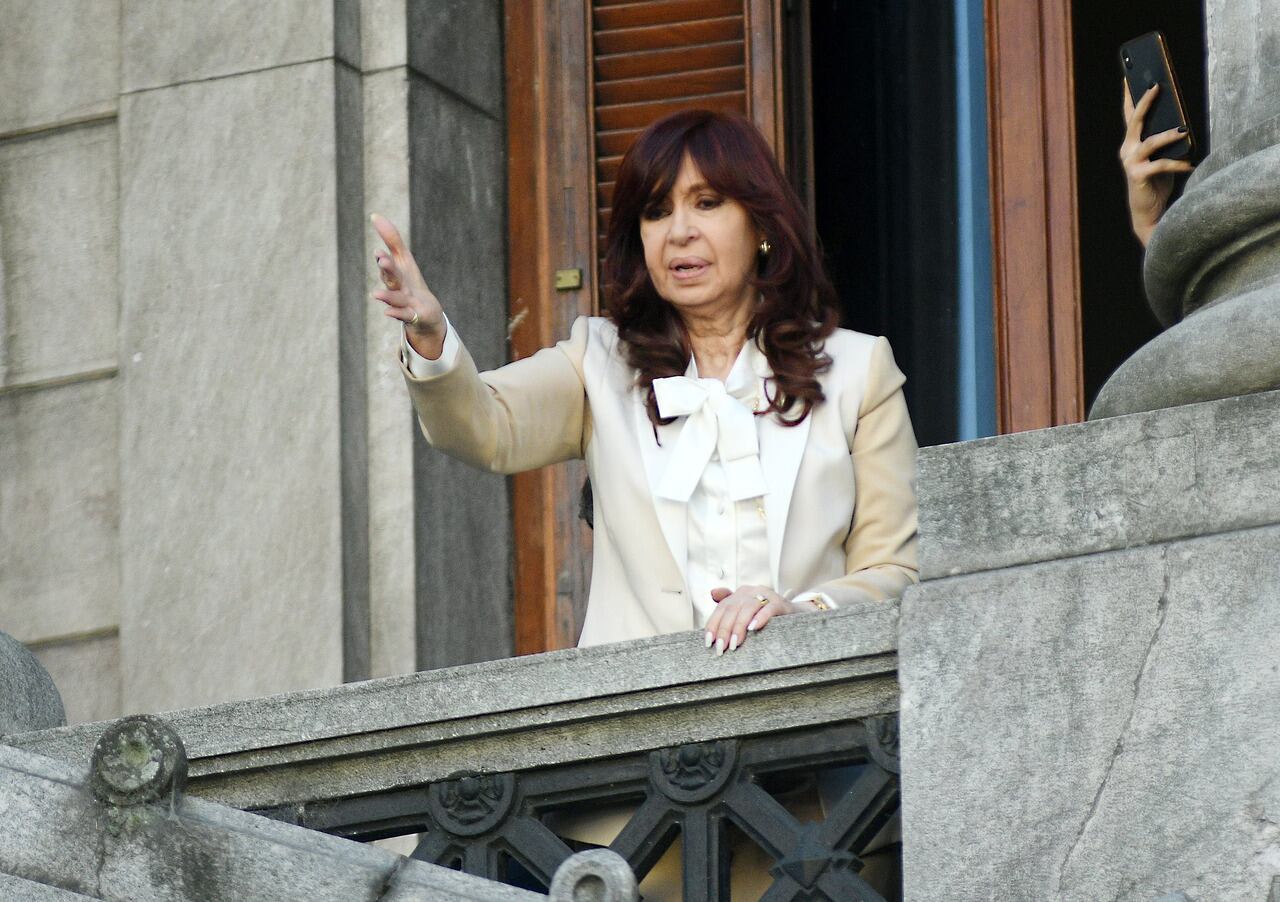 CFK saluda desde el Senado. 