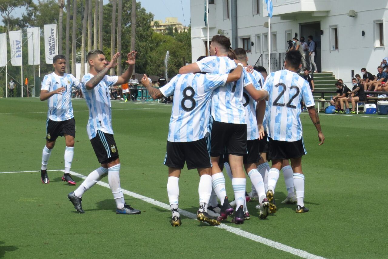 El gigante Gaich (9) es el foco de los festejos del equipo