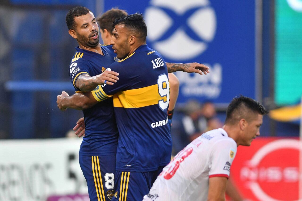 Abila se abraza con Cardona en uno de los goles.