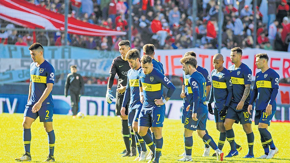 Cabezas gachas en la retirada de Boca del estadio de Quilmes, donde Estudiantes fue local.