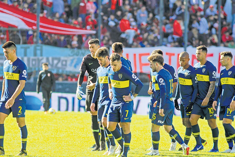 Cabezas gachas en la retirada de Boca del estadio de Quilmes, donde Estudiantes fue local.