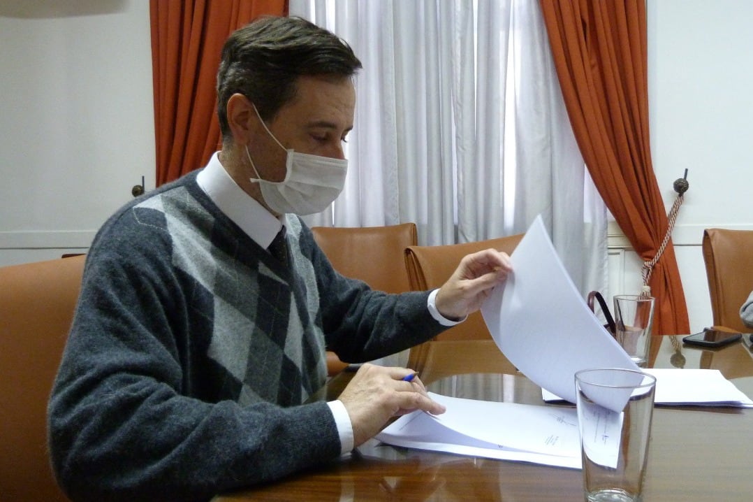 José Beni, administrador general de Puertos, firmó ayer la prórroga de concesiones.