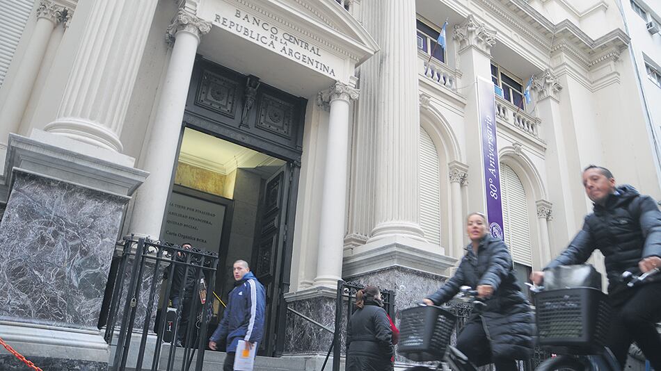 El veloz incremento de la deuda del Banco Central ha debilitado su balance.