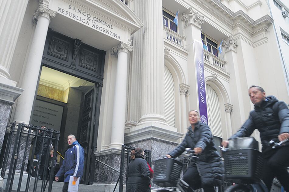 El veloz incremento de la deuda del Banco Central ha debilitado su balance.