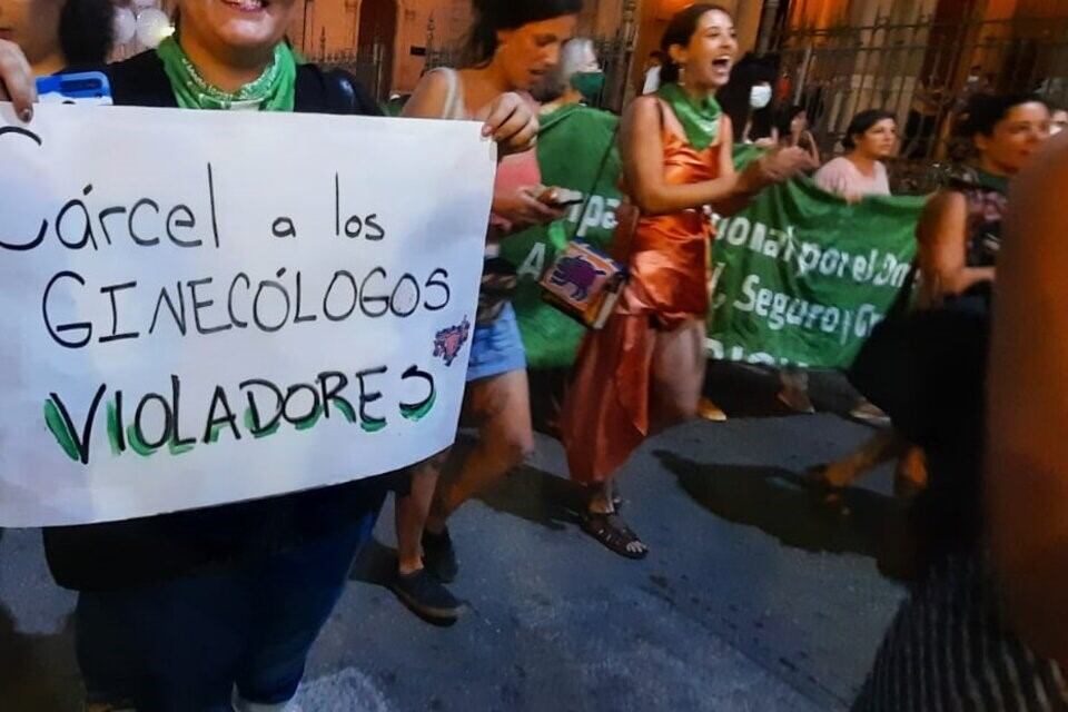 El ginecólogo había sido denunciado en marzo pasado y el abuso sexual se habría producido al ser requerido para realizar una IVE.