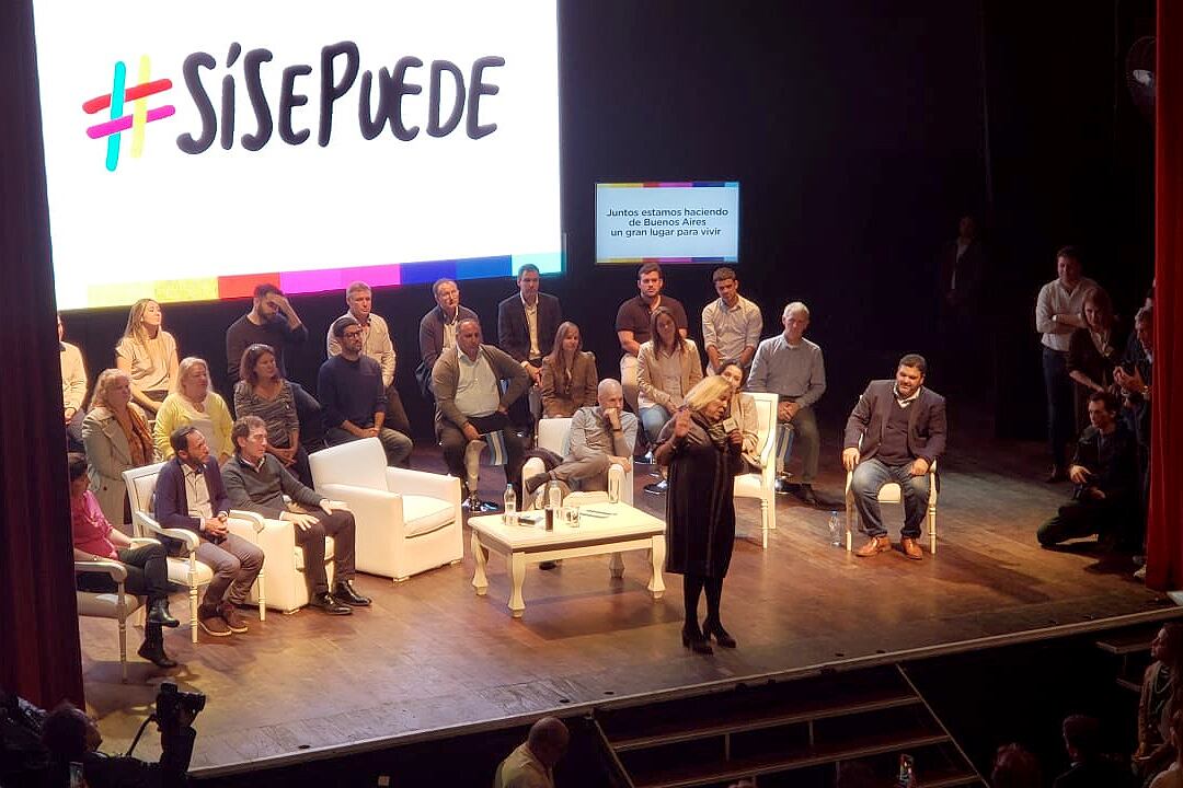 Elisa Carrió delante de los candidatos porteños del macrismo. 